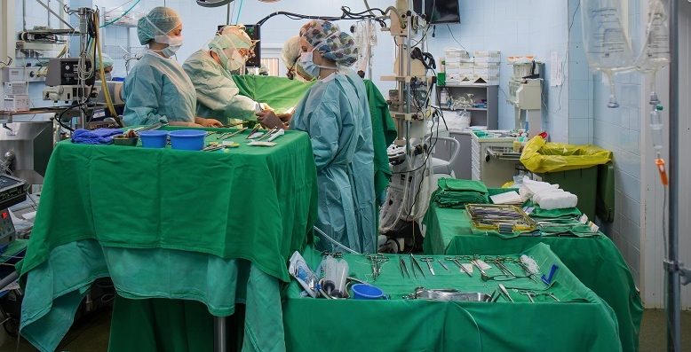 La Spitalul de Neuro-chirurgie din Iaşi a fost realizată ieri o operaţie în premieră naţională, cu ajutorul unui robot