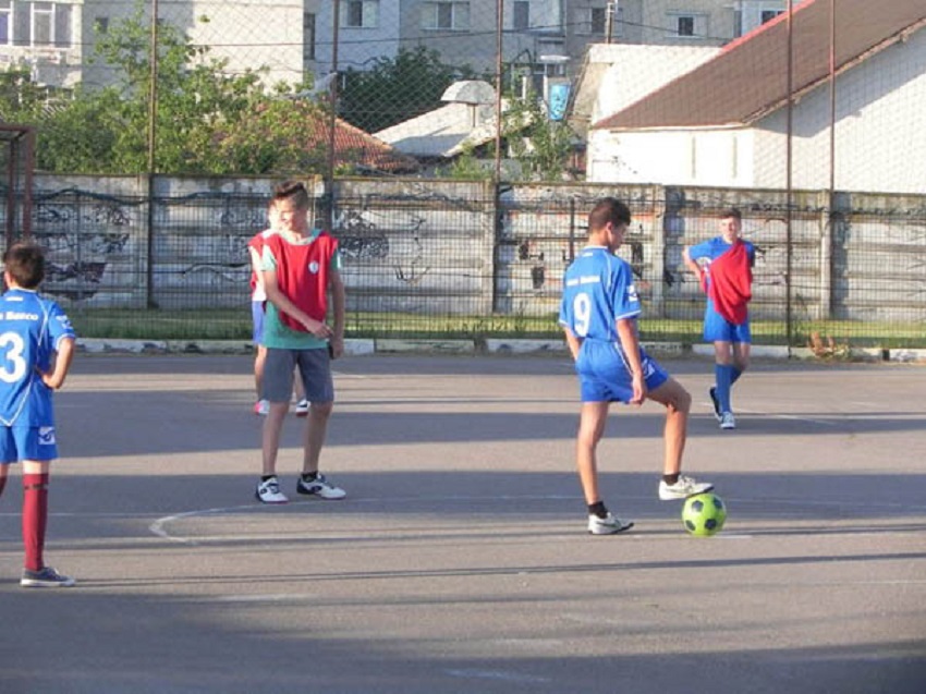 Ministrul Educaţiei va acorda vouchere pentru echipament sportiv