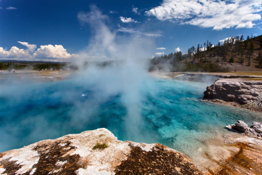 Bacteria care ”mănâncă poluarea” şi degajă electricitate, detectată în premieră în izvoarele termale