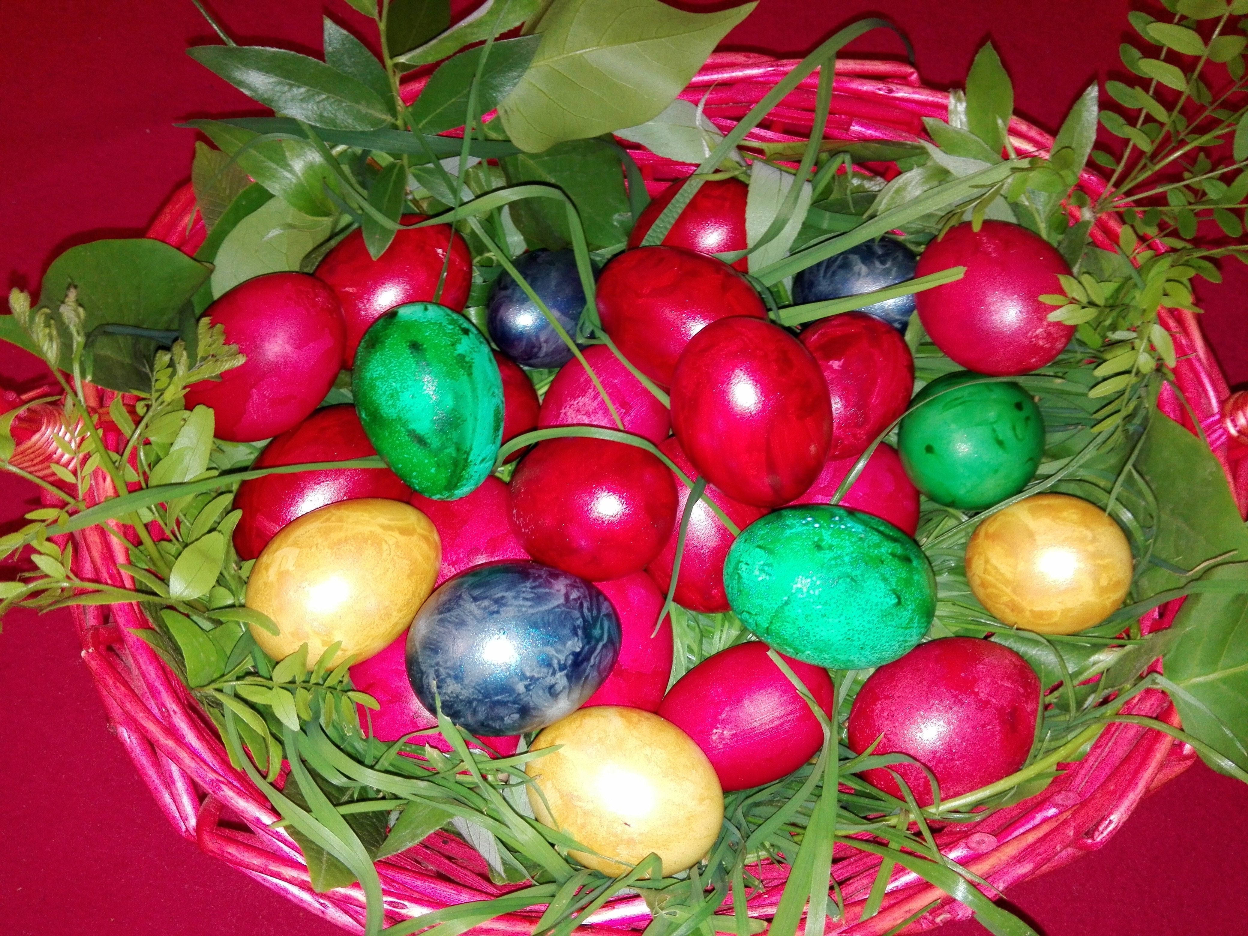 Ce semnifică ouăle roșii vopsite în Joia Mare?