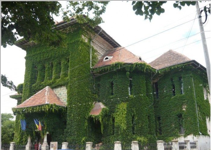 Centrul Judeţean pentru Conservarea şi Promovarea Culturii Tradiţionale Dolj organizează, astăzi, de la ora 17.00, la Galeriile „Cromatic”, vernisajul expoziţiei de pictură „Să trăim frumos într-un mediu sănătos” – ediția a II-a