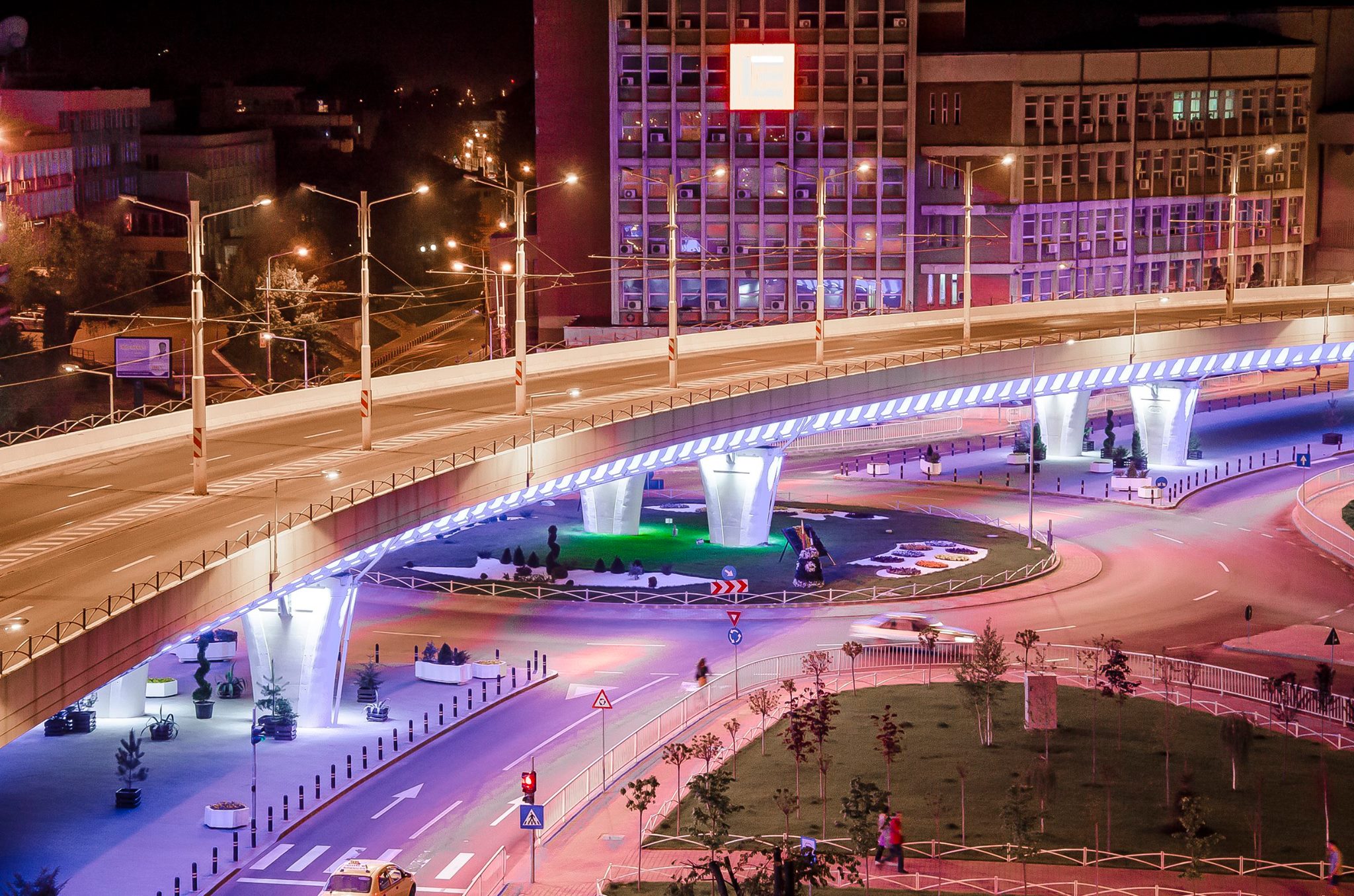 Primarul Craiovei, Mihail Genoiu, a anunţat, ieri, că a semnat trei contracte în cazul unor obiective importante