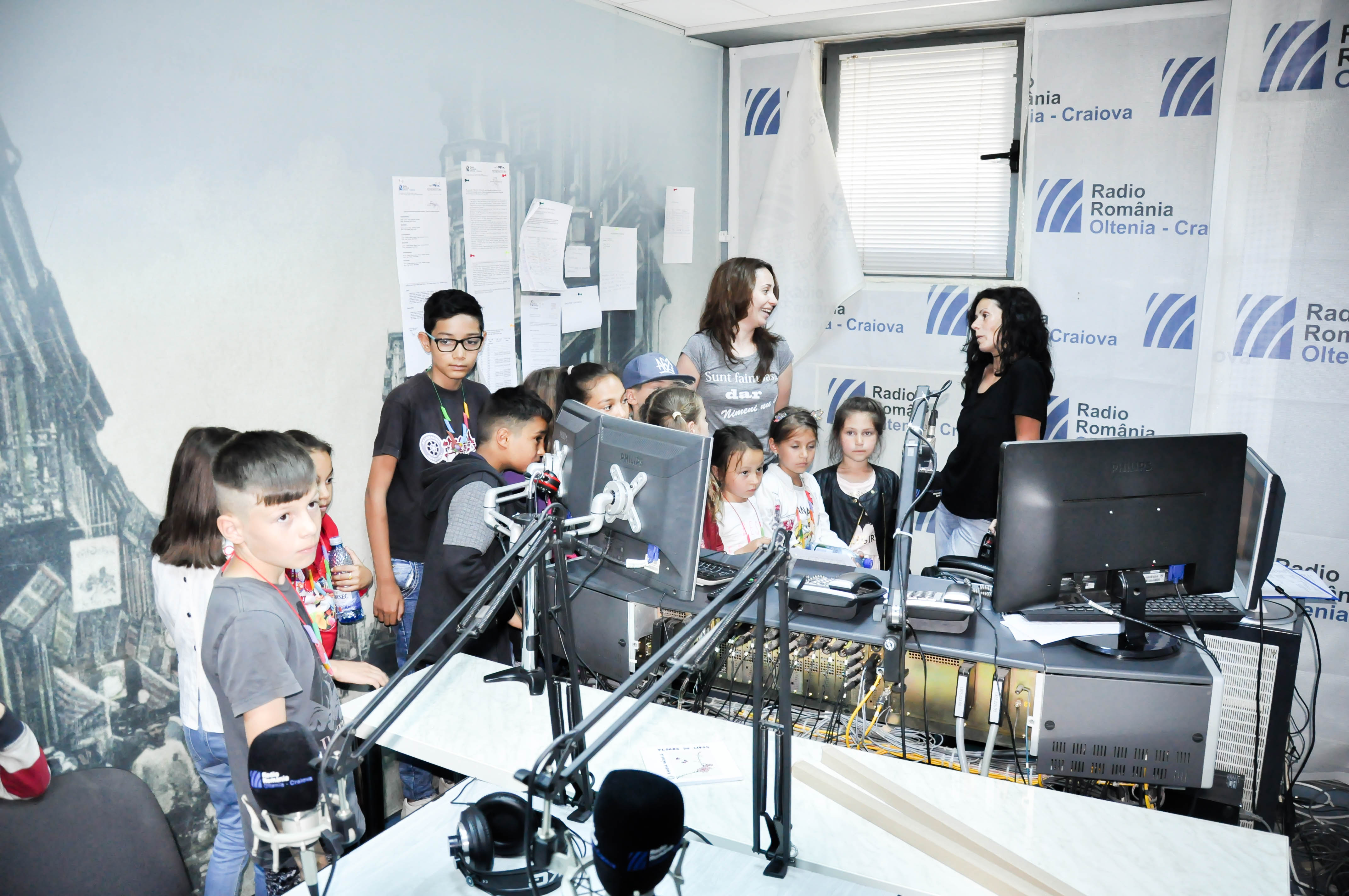 Copiii de la ”Liceul Tehnologic Ing. Ionete Aurelian”, Malu Mare, in vizita la Radio Oltenia