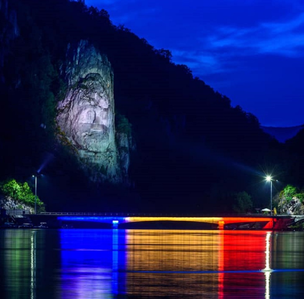 Chipul lui Decebal din Clisura Dunării, iluminat noaptea