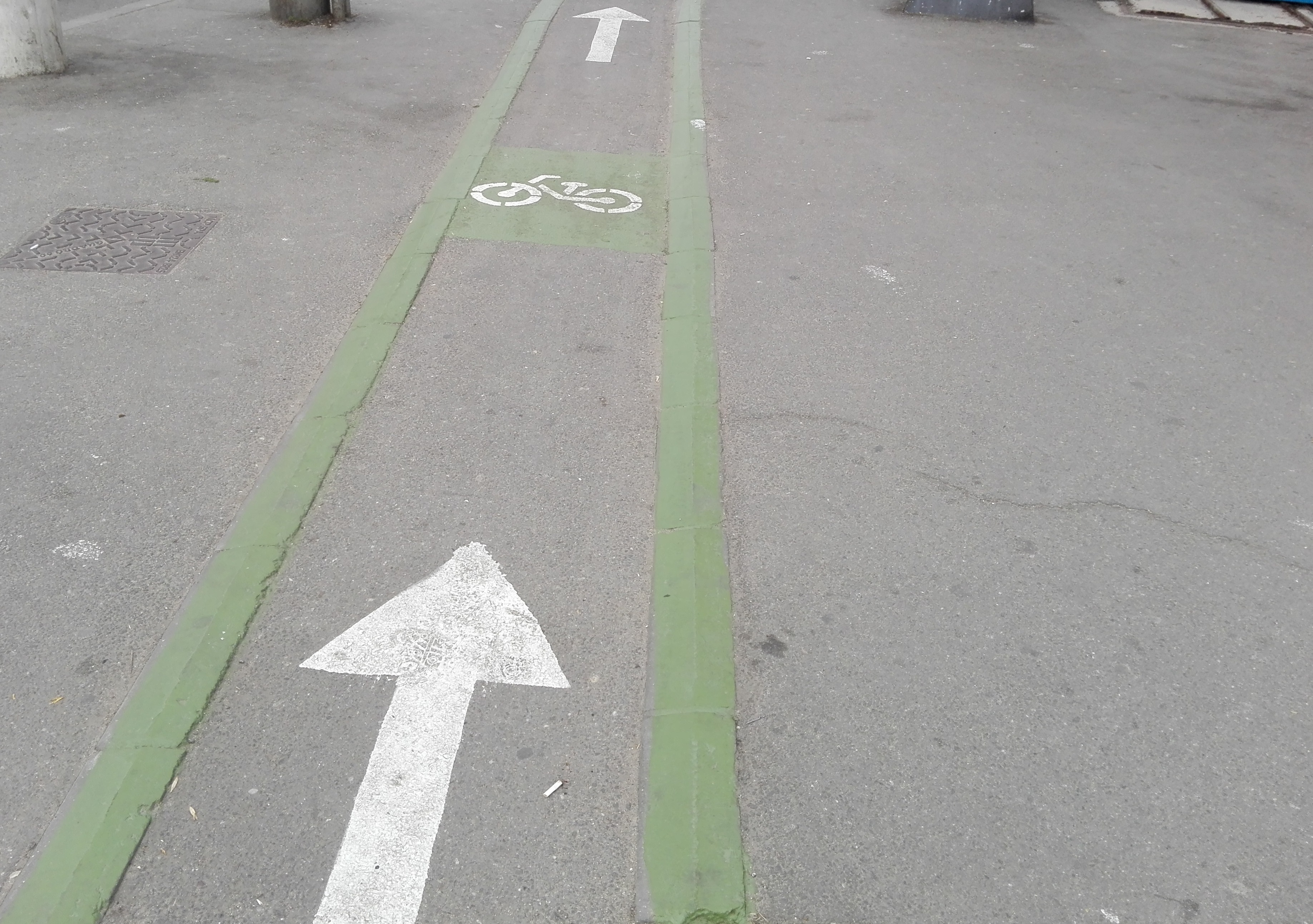 Trei biciclişti au fost loviţi de două maşini în 30’. Una dintre victime a fost decapitată