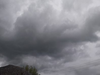 Cod galben de averse, descărcări electrice, vânt și grindină în Vâlcea și Gorj