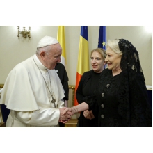 Viorica Dăncilă i-a oferit Suveranului Pontif un ceas simbolic şi un album despre Biserica Romano-Catolică din Români