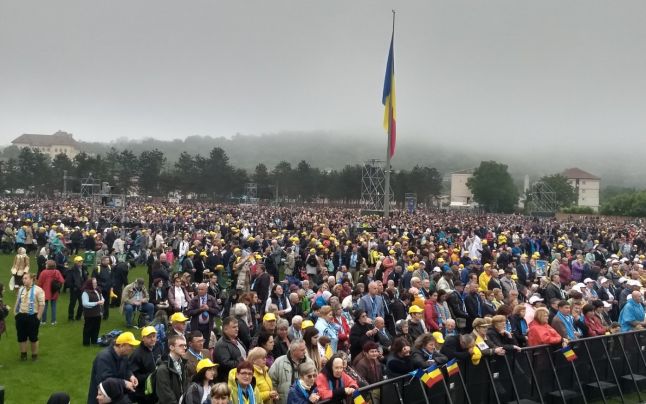 Papa Francisc, la Blaj. 100.000 de oameni asistă la ceremonia de beatificare