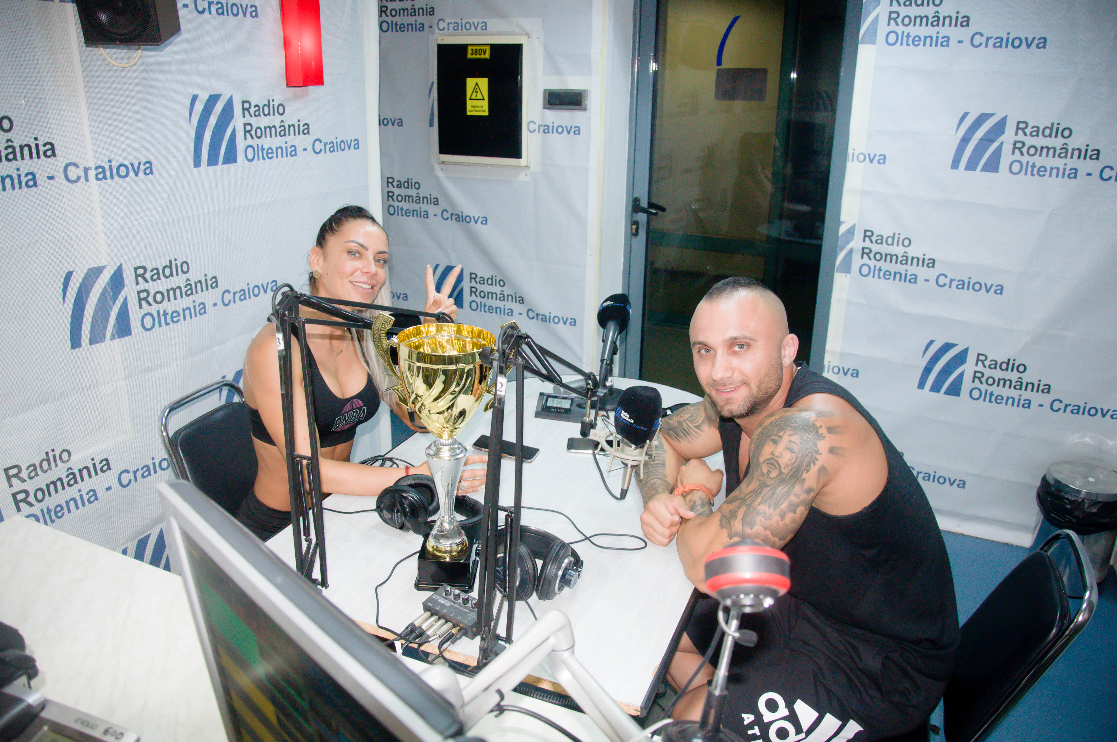 Lara Popa si Cristian Cojoaca invitati la „Pulsul Zilei” la Radio Oltenia