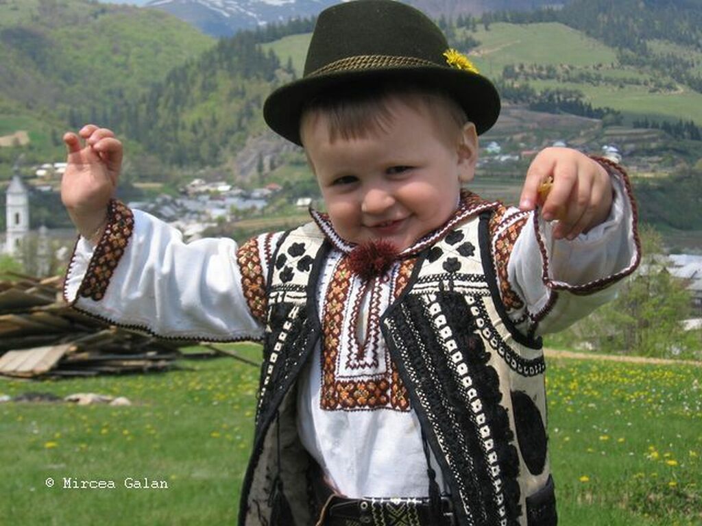 Festivalul Folcloric ”Hora Florilor”