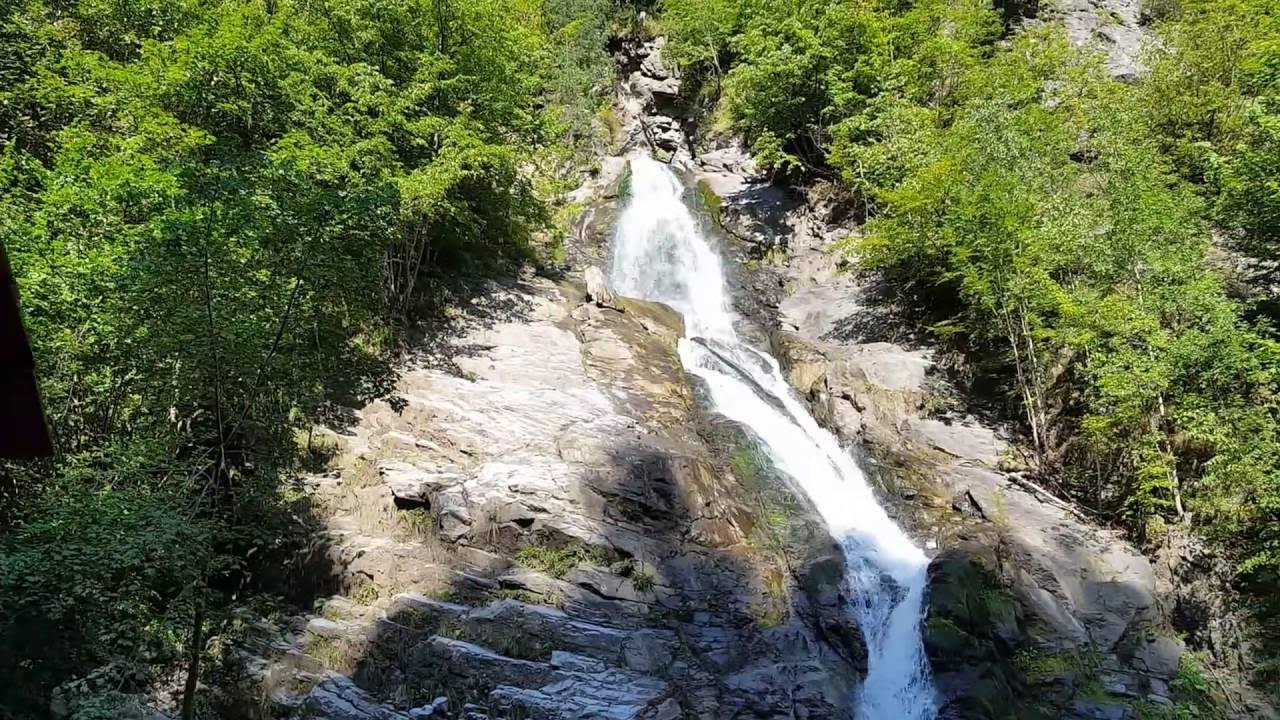 Sute de turisti la Cascada Lotrisor