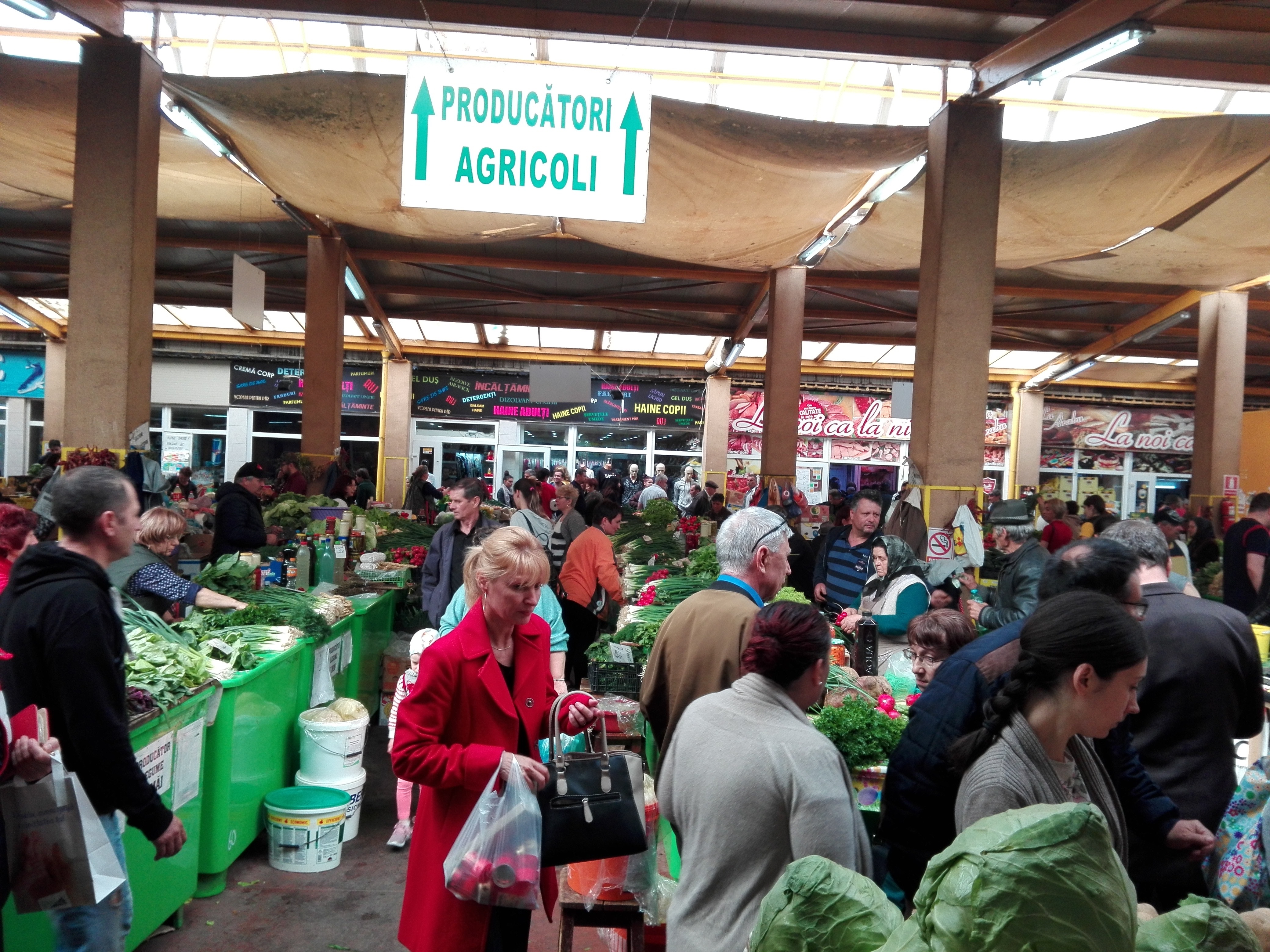 Fructe şi legume autohtone în toate pieţele din România