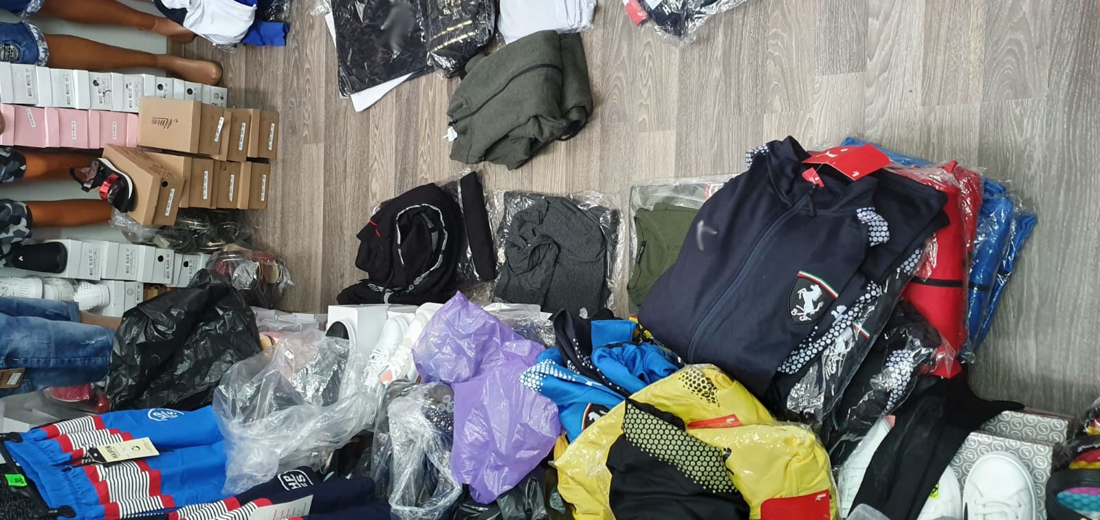 Produse susceptibile a fi contrafăcute, indisponibilizate de poliţiştii doljeni