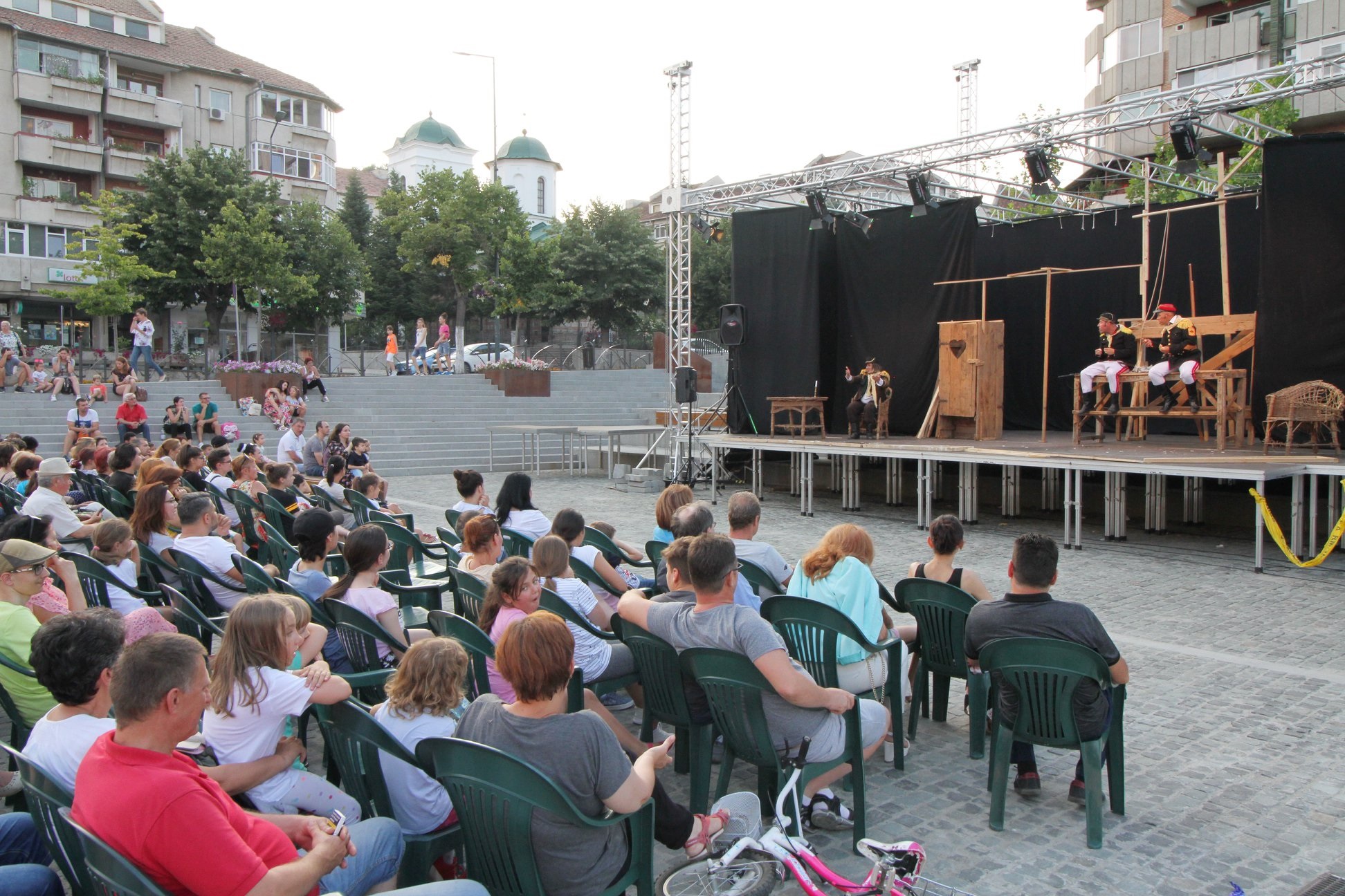 „O noapte furtunoasă”, în Scuarul „Mircea cel Bătrân” din Râmnic