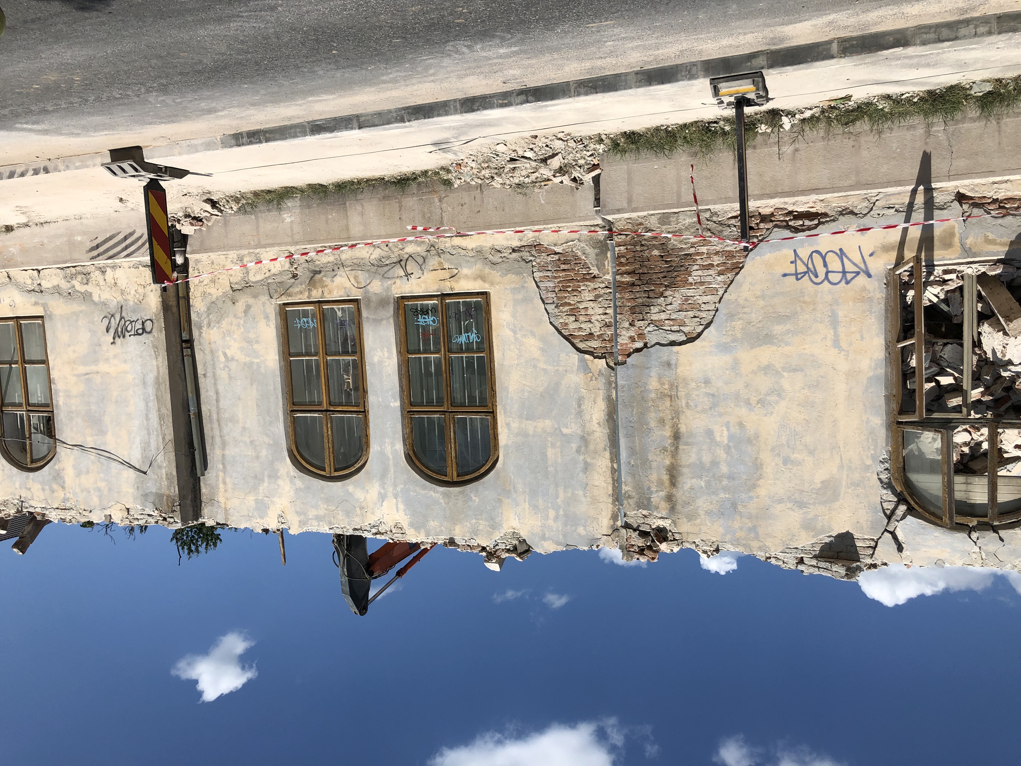 Fostul Liceu Sanitar din Craiova, pus la pământ. Încălcare flagrantă a legii și sfidare a opiniei publice