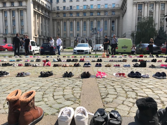400 de perechi de încălţăminte, în faţa Ministerului de Interne
