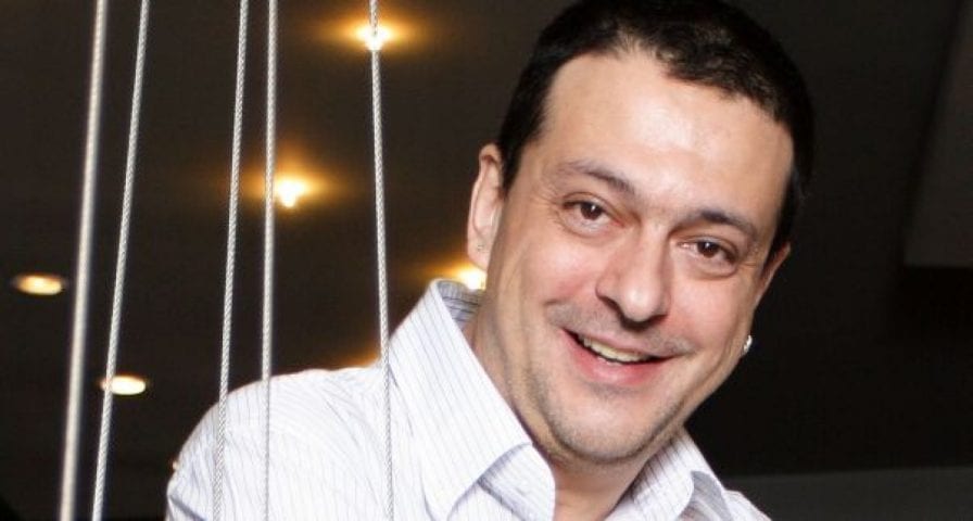 Sicriul cu trupul neînsufleţit al regizorului Alexandru Darie a fost depus aseară la Teatrul Bulandra