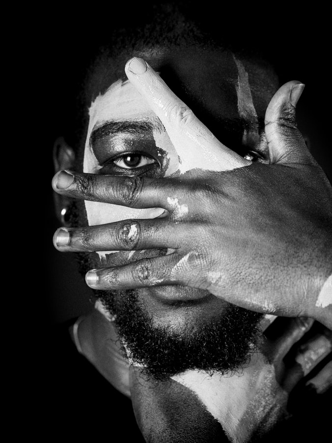 Premierul canadian, Justin Trudeau, şi-a cerut scuze ieri pentru că şi-a vopsit faţa în negru la o petrecere, în urmă cu 18 ani