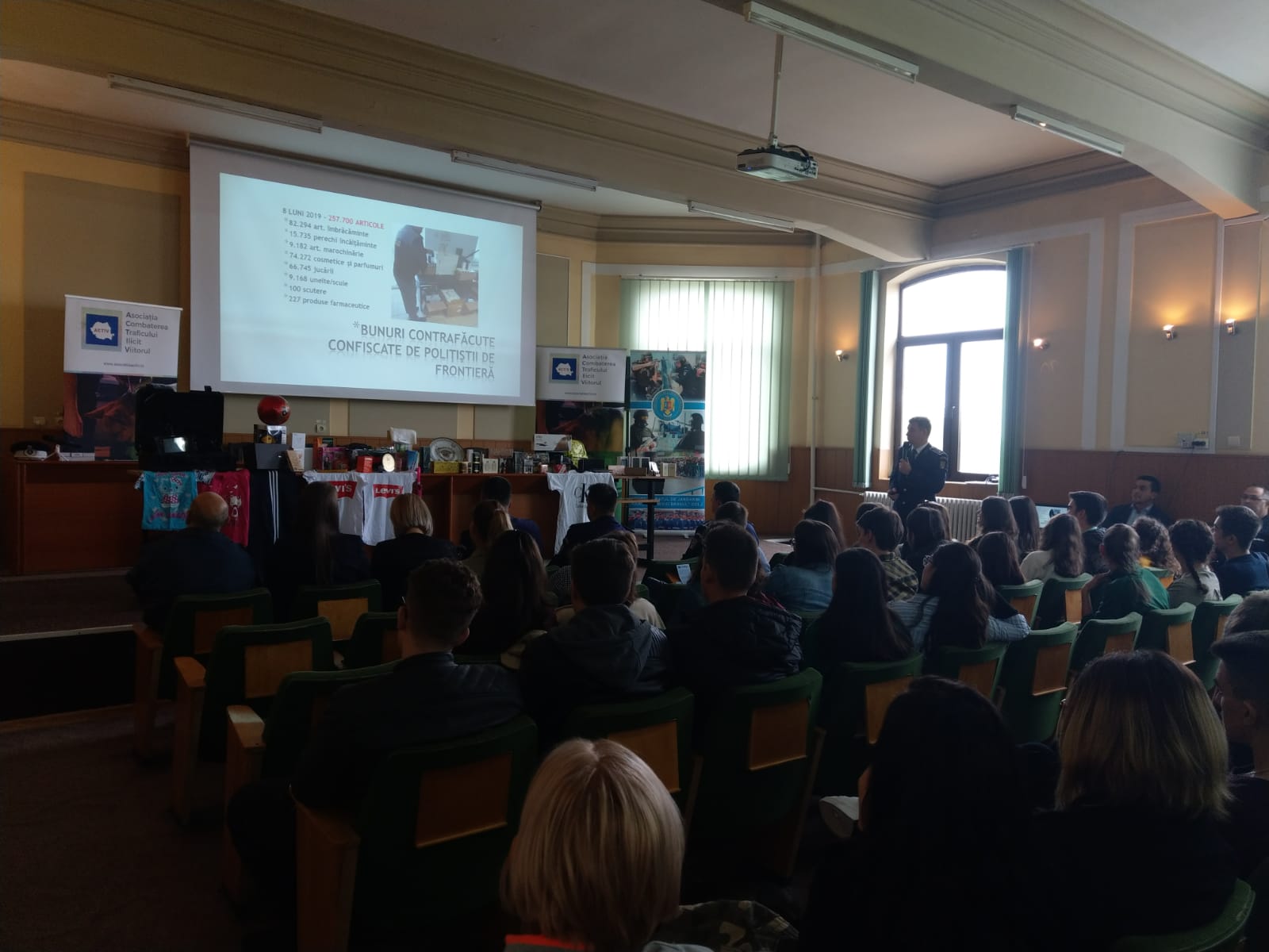 Asociația ACTIV a discutat cu elevii de la Colegiul Național „Frații Buzești” despre pericolele traficului ilicit de mărfuri (foto)