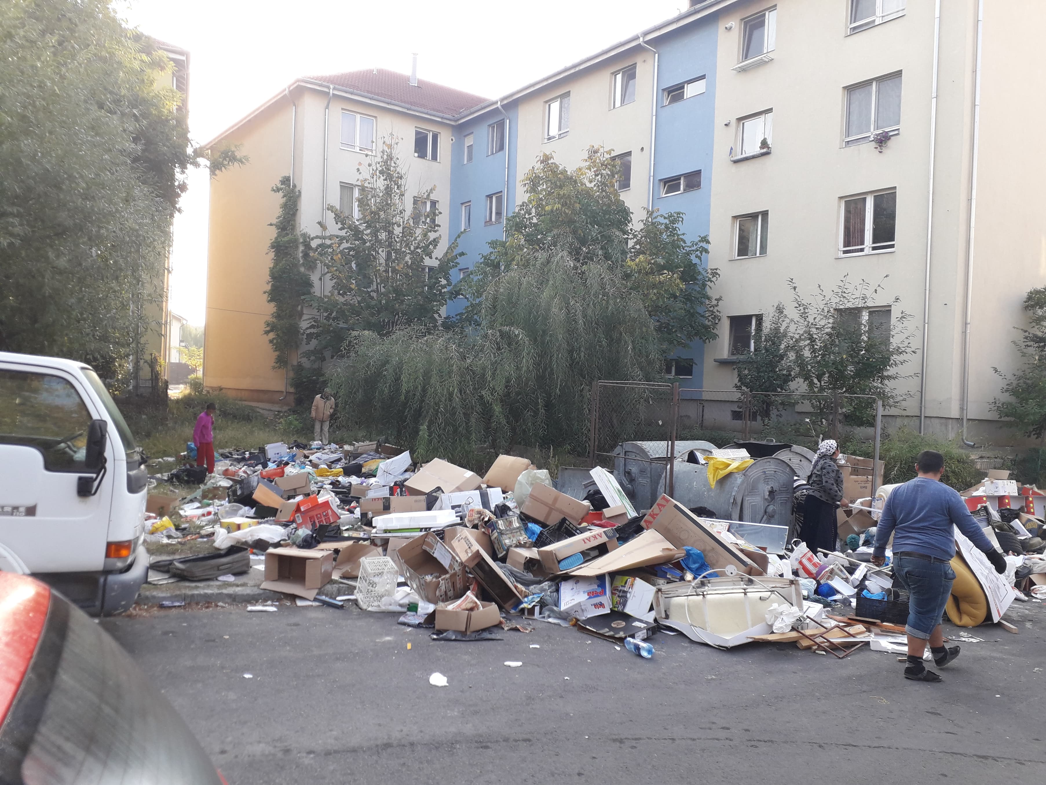 Craiova: Gunoaie aruncate în fața blocurilor ANL Potelu (foto+audio)