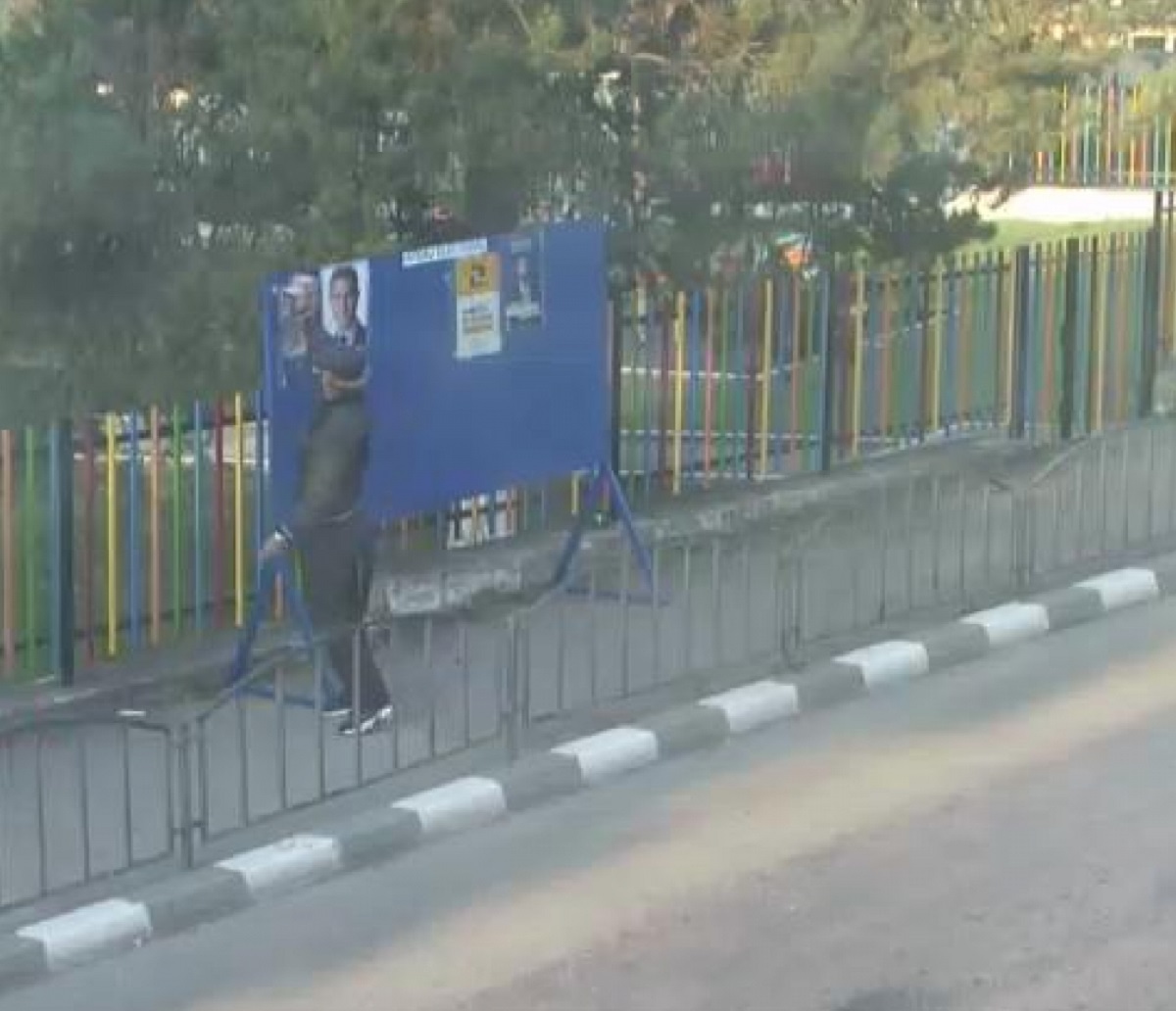 Rm. Vâlcea. Prins când rupea un afiş electoral