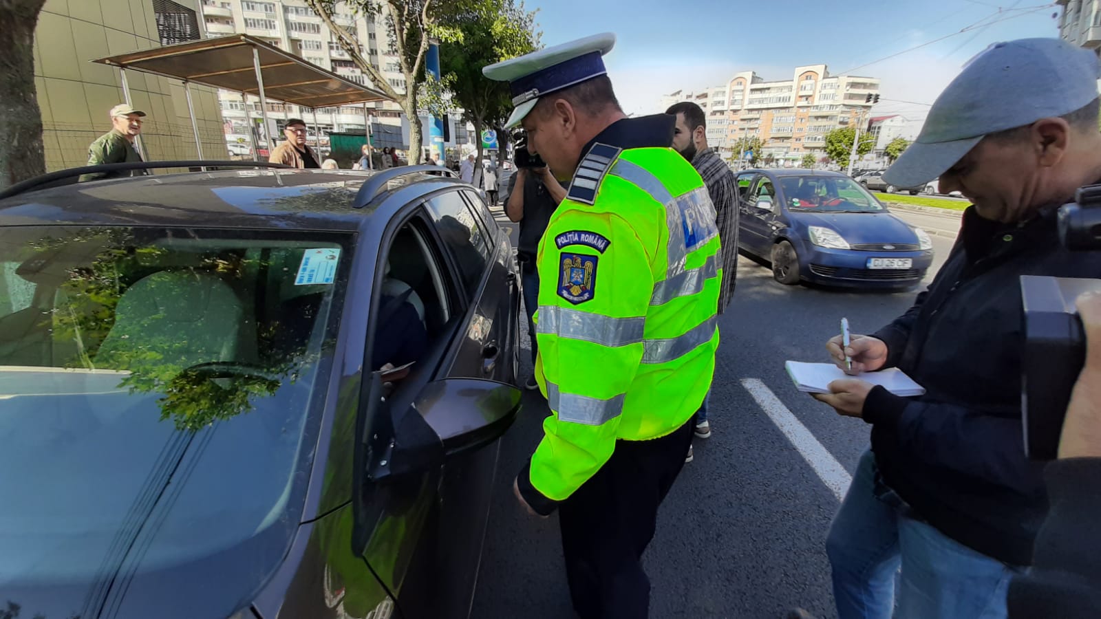 NU LĂSA TELEFONUL SĂ CONDUCĂ ÎN LOCUL TĂU!