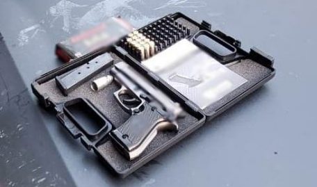 Pistol găsit în urma unei percheziţii