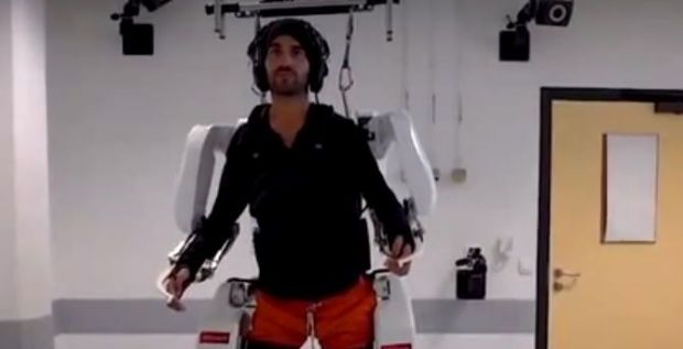 Un bărbat paralizat a mers din nou, cu ajutorul unui exoschelet controlat telepatic