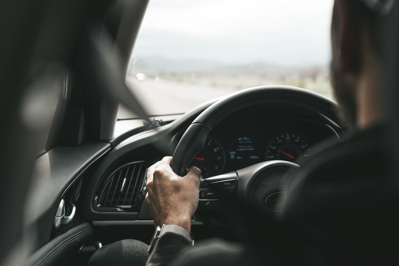 Tânăr fără permis și băut la volan, urmărit de polițiștii doljeni