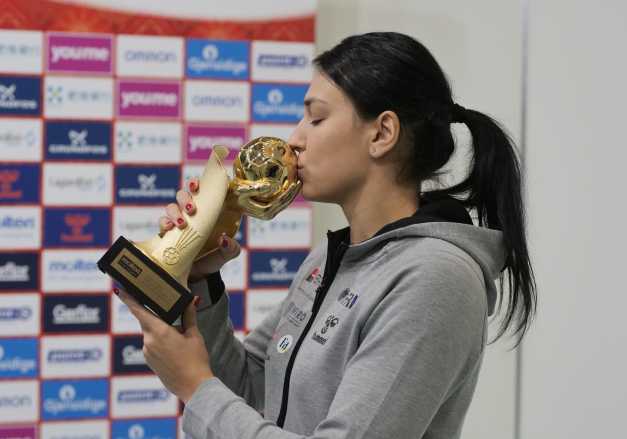 Neagu a primit trofeul pentru cea mai bună handbalistă a lumii. Kumamoto, la picioarele Cristinei