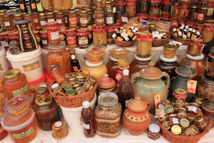 Sute de turiști la Târgul de produse tradiționale din Baia de Fier