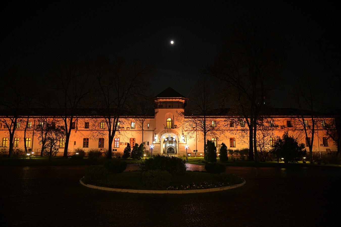 Președintele Iohannis a retras decoraţiile pentru 12 persoane publice