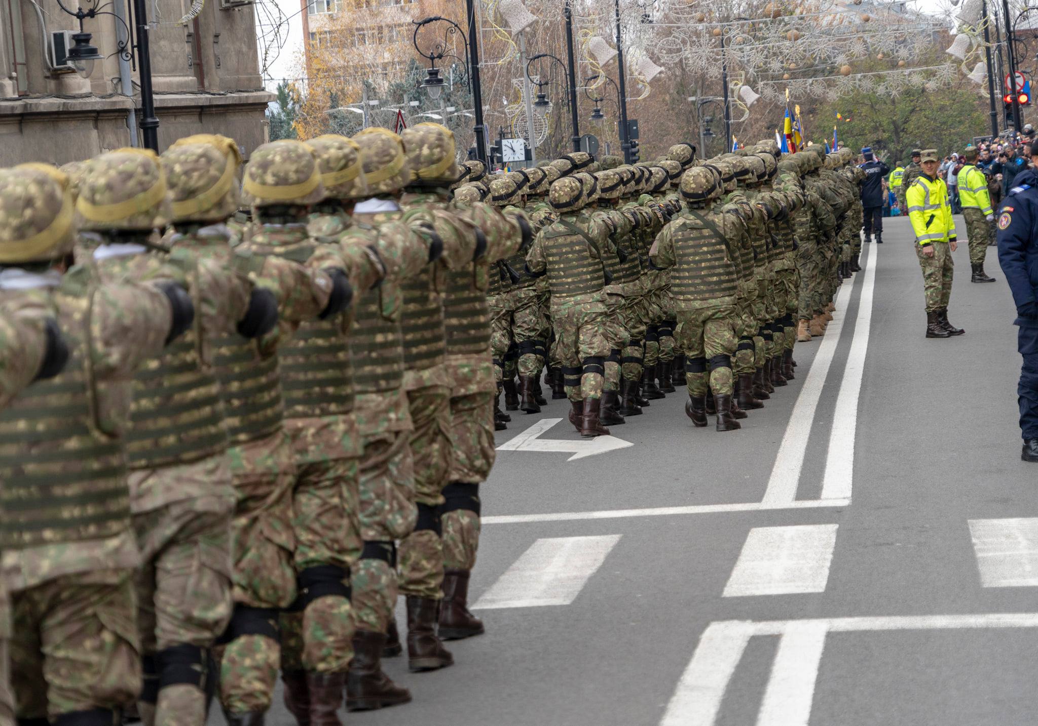 Ziua Naţională a României va fi sărbătorită mâine prin organizarea de parade militare în mai multe oraşe ale ţării
