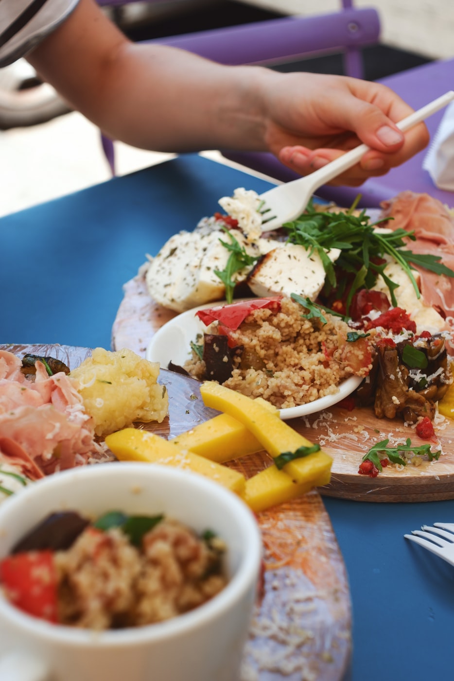 Programul de acordare a unui pachet alimentar sau a unei mese calde, extins