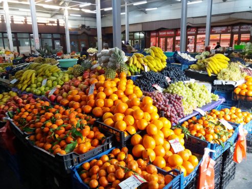 La pas, prin Piața Gării