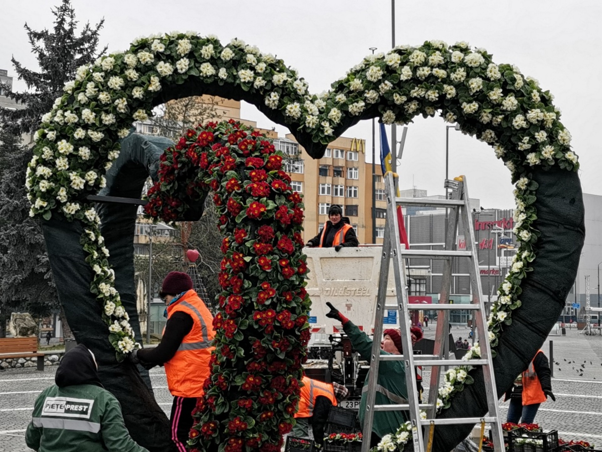 Centrul Râmnicului se pregăteşte pentru sărbătorile închinate dragostei