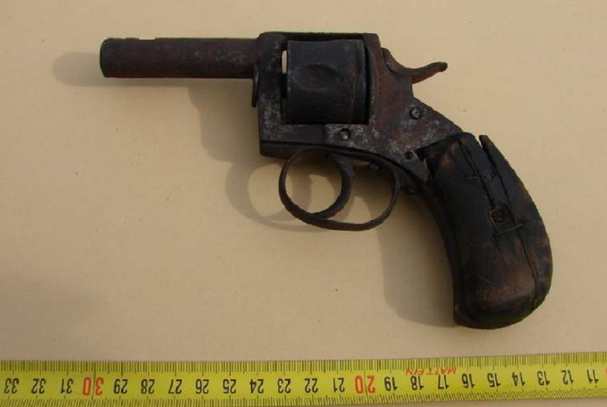 Olt. Pistol scos la vânzare online