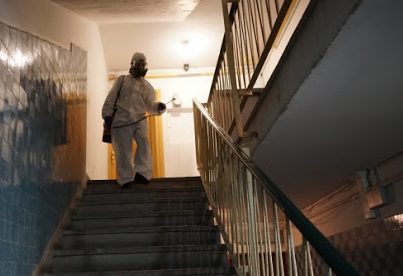 La Craiova începe dezinfectarea scărilor de bloc