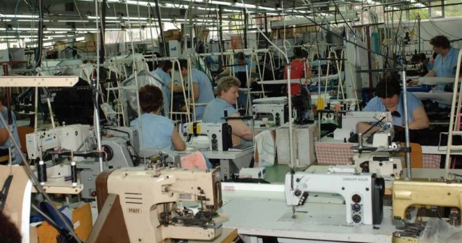 O fabrică de confecții din Caracal, închisă după ce opt angajați au fost confirmați cu COVID-19