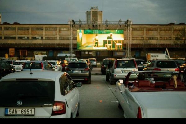 Festival cultural drive-in la Praga pentru respectarea distanţării sociale