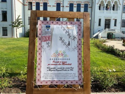 Povești și semne pe cămașa din Mehedinți