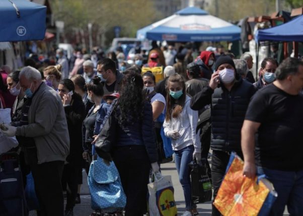 Purtarea măștii ar putea deveni obligatorie și în spațiile deschise și aglomerate (audio)