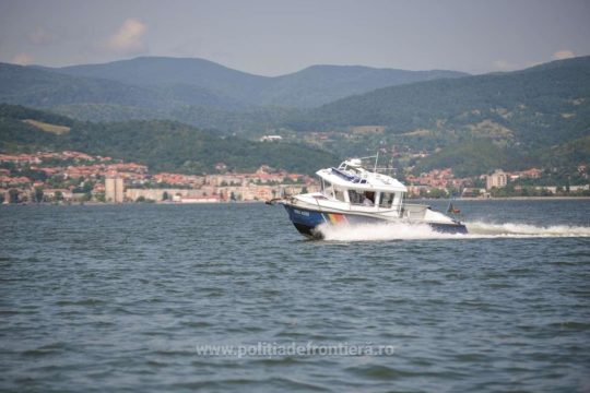 Șase sirieni, depistaţi trecând ilegal frontiera, peste fluviul Dunărea, cu o ambarcaţiune