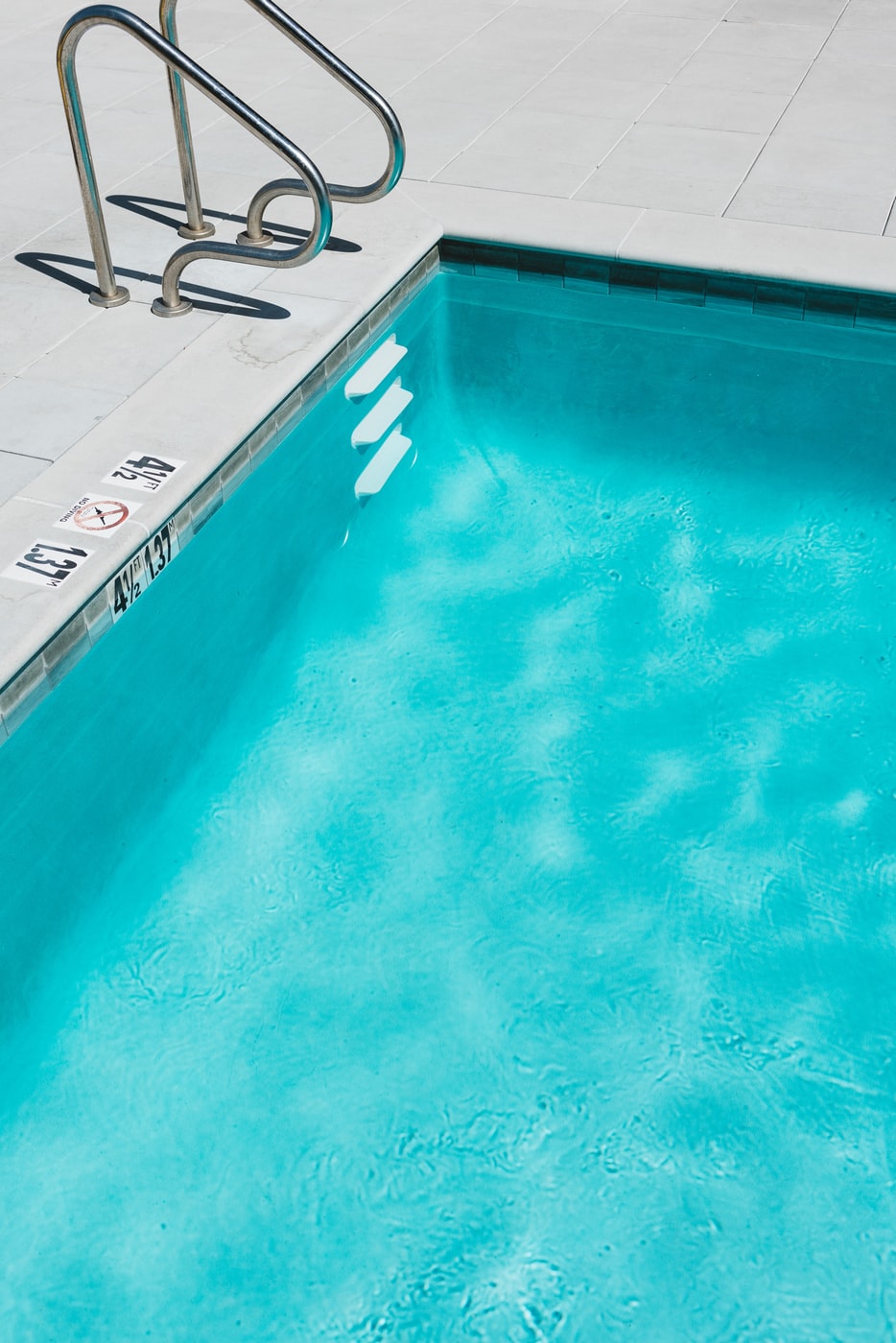 Bazin de înot de dimensiuni semiolimpice şi centru de agrement la Craiova