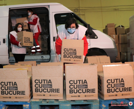 Olt: Crucea Roșie Română aduce ”cutia cu bucurie”, la ușa familiilor nevoiașe