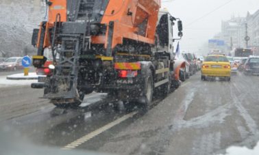 60 de utilaje acționează pentru îndepărtarea zăpezii de pe străzile Craiovei