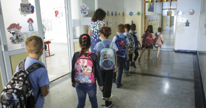 Redeschiderea școlilor, pe 8 februarie: unii elevi – testați, profesorii – întrebați dacă vor să se vaccineze