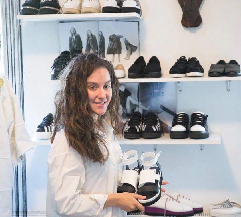 Meserii vechi, duse mai departe: Anca Bosun, o tanara din Craiova, face pantofi manual