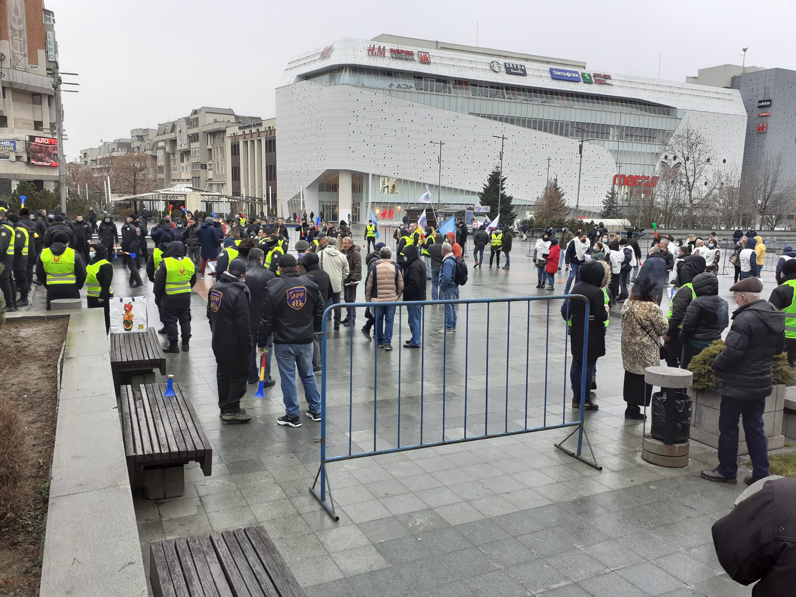 Val de proteste în fața Guvernului