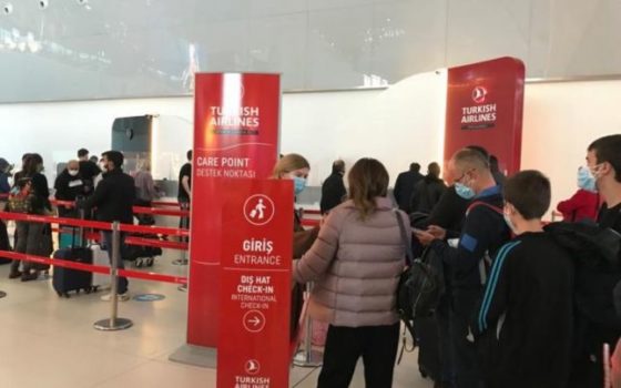 Dintr-o eroare, 12 români au rămas blocați în aeroportul din Istanbul